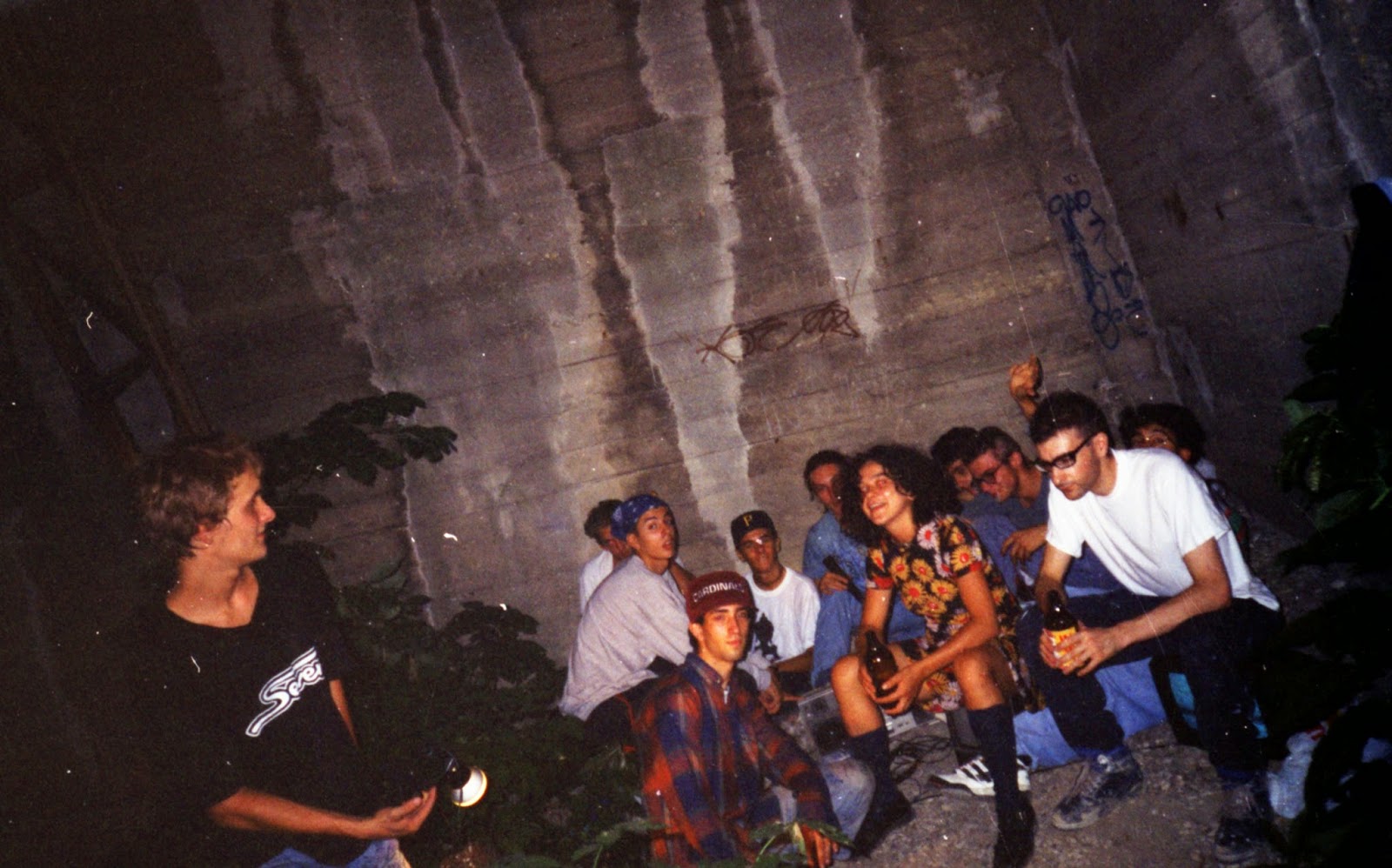 1993 cuoghi corsello con i bambini grafitisti nel pilone della funivia di S.Luca