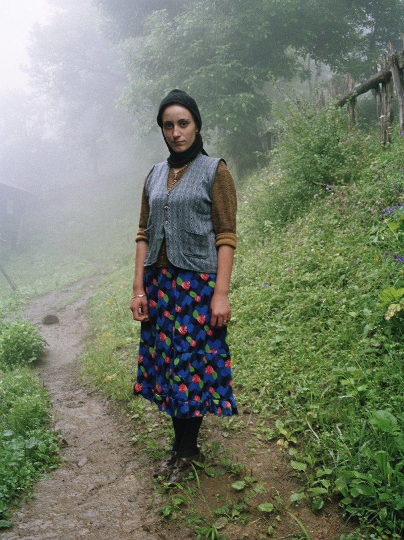 ASATIANI_03_Untitled_from_the_series_Achara_2006_70x109cm_young_girl