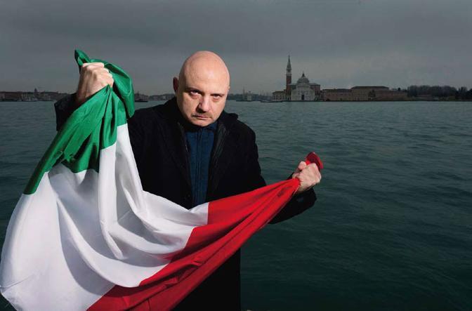 Venezia, ore 15.58 Lo scrittore Tiziano Scarpa, romanziere, poeta, autore teatrale, che nel 2009 vinse il premio Strega con il suo «Stabat mater», stringe una bandiera tricolore. Foto Graziano Arici