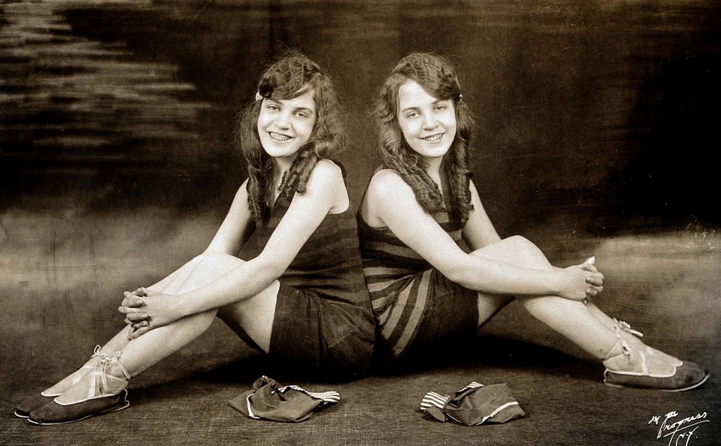 daisy_and_violet_hilton_c1927c