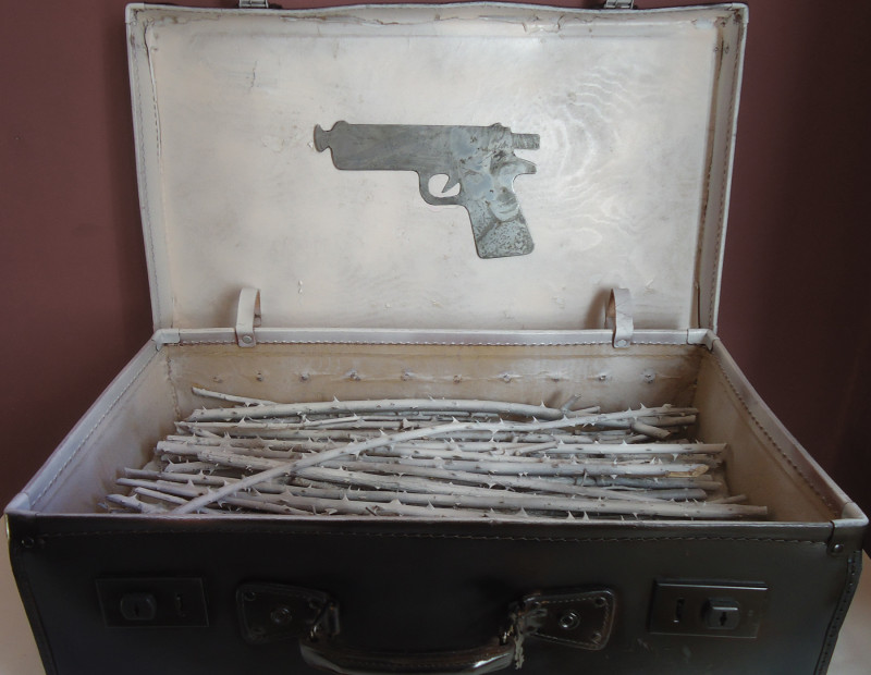 Dellaclà, La felicità degli amanti,  valigia zinco ovatta inchiostro rovi acrilico, 50x60x36 cm, 2013