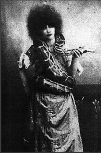 La-marchesa-Luisa-Casati-negli anni Venti con un serpente al collo ad un ballo dei Beaumont