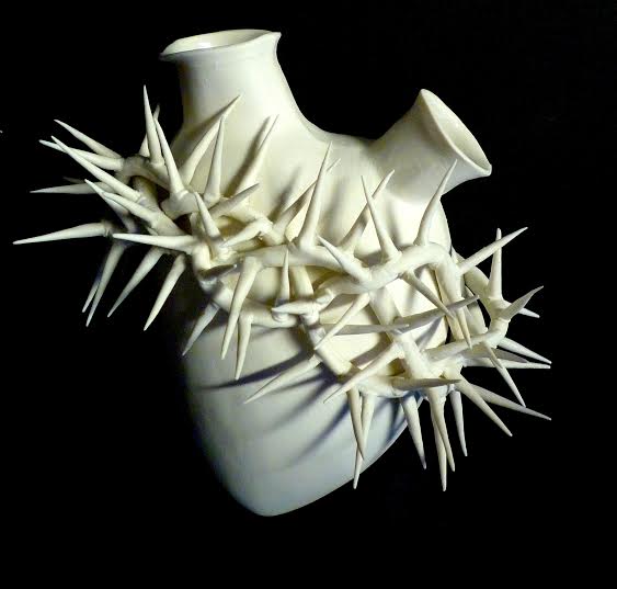 Spinae -inter spinas lilium, vaso da muro in porcellana, collezione In alto i cuori, design Pastore e Bovina, distribuito da Fos Ceramiche
