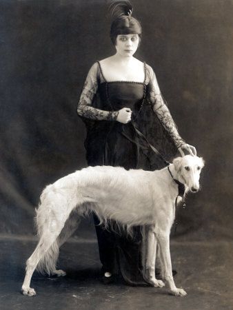 theda bara con il suo levriero russo, belva, 1916