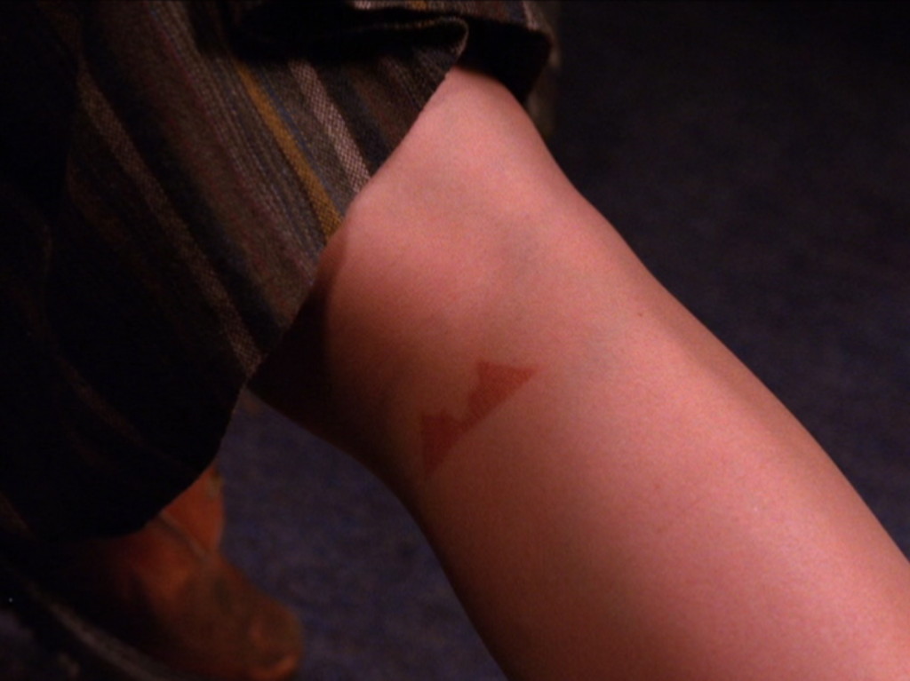 tatuaggio esoterico della signora ceppo, tpep24_109, via intwinpeaks.com