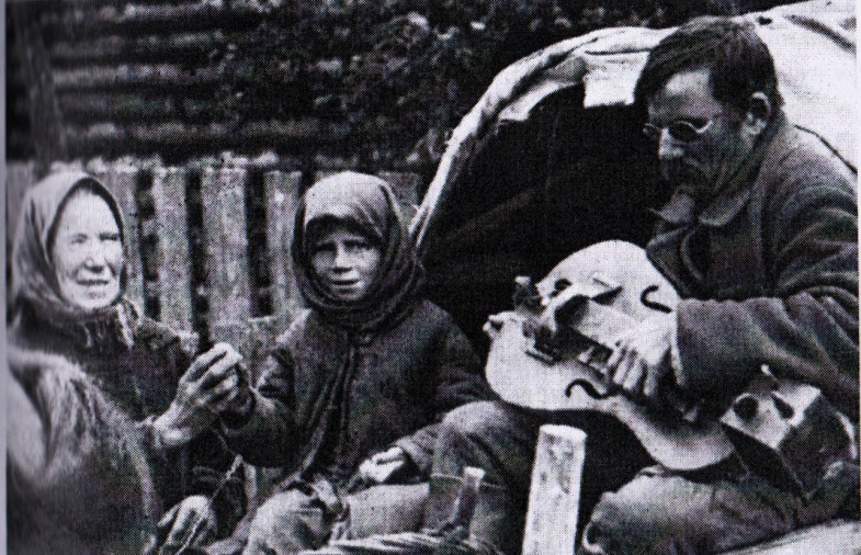 liroldo bielorusso cieco con bambina che passa per le offerte, 1937, via dziady di piotr grochowski, edizioni paralele-2