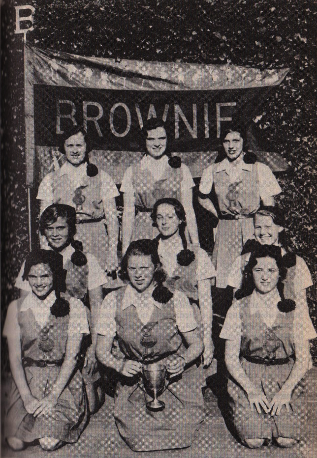 Edie Sedgwick, Saint Timothy, squadra di basket Brownie, 1958, Edie è la prima in basso a sinistra