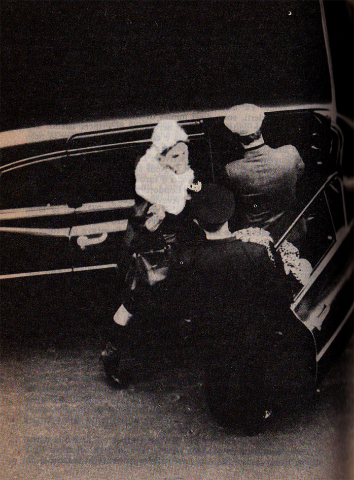 Edie Sedgwick davanti alla sua limousine