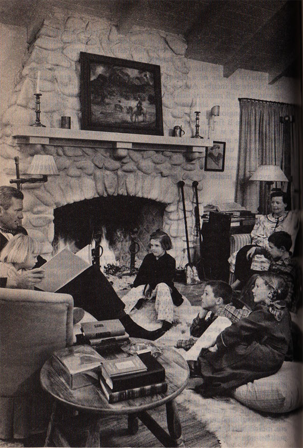 la famiglia Sedgwick che legge davanti al caminetto