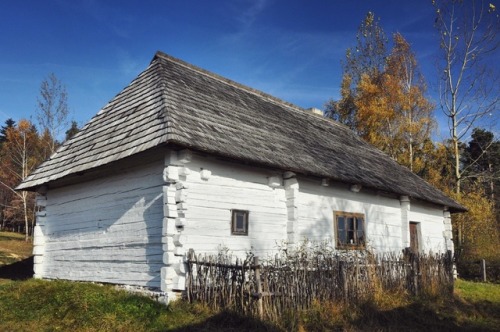 Mid-19th century cottage from Kakonin, Poland. Szymon Narozniak
