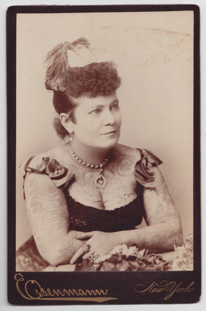 Nora-Hildebrandt-ca-1880-Collection-of-Adam-Woodward prime donne tatuate XIX secolo